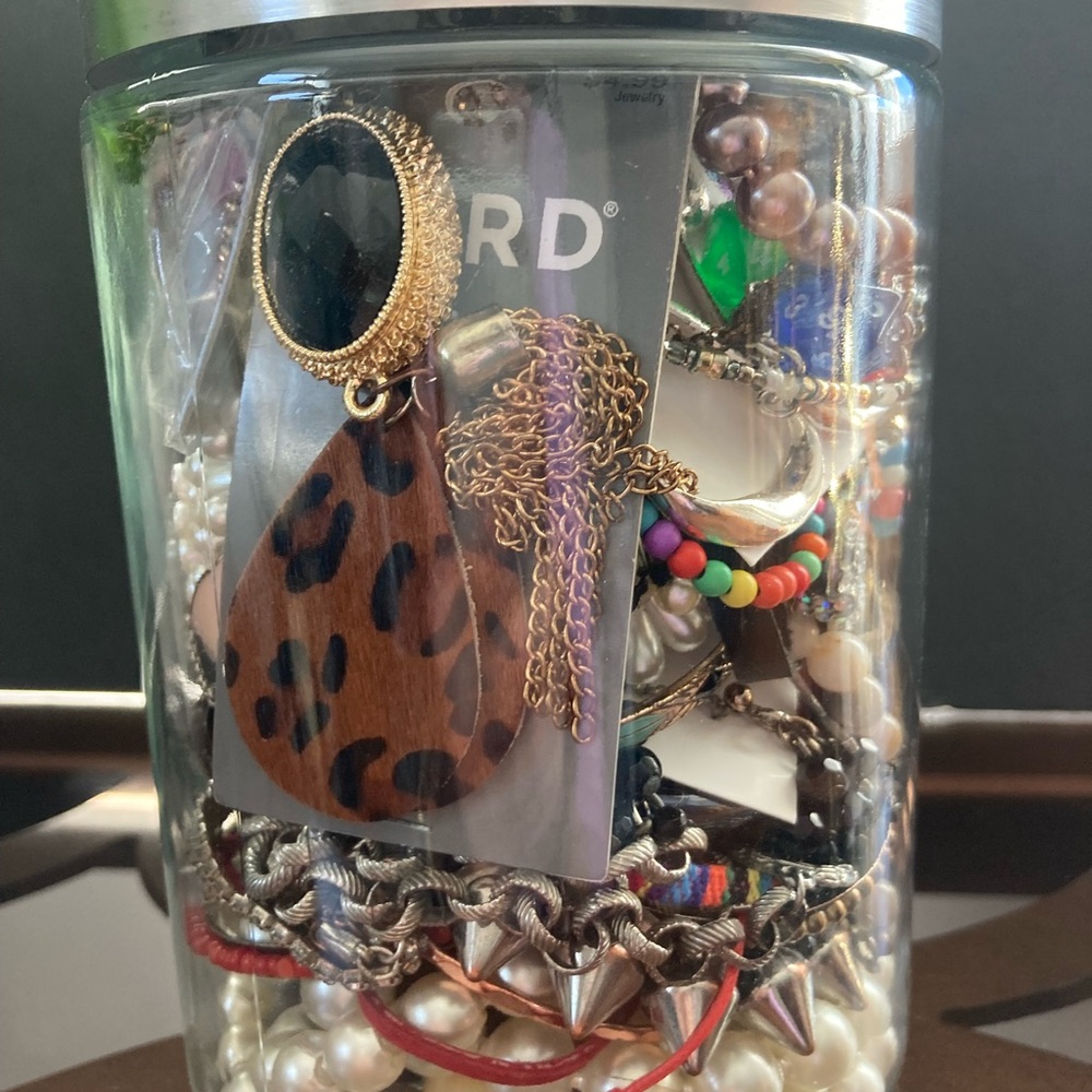 40 PCS. Assortd Mystery Jewelry Jar. Beads & Pearls. Beaded Bag Included. - Picture 7 of 13